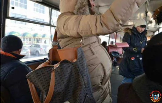 Неуступившего место беременной женщине мужчину загнобили в ростовском автобусе