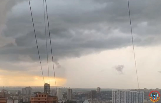 Житель Ростова запечатлел атмосферный фронт, который принес ливень