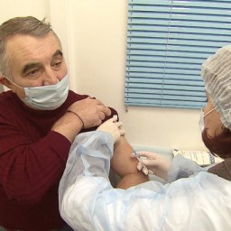 Спроси врача: медики отвечают, можно ли прививаться хроникам