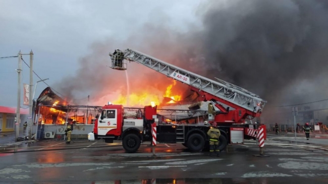 Под Ростовом потушили очередной крупный пожар на рынке «Атлант»