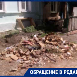 «Кругом мусор из-за стройки»: в Ростове жильцы дома пожаловались на рабочих, ремонтирующих крышу