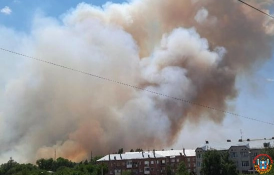 В Батайске 24 спасателя тушат крупный ландшафтный пожар