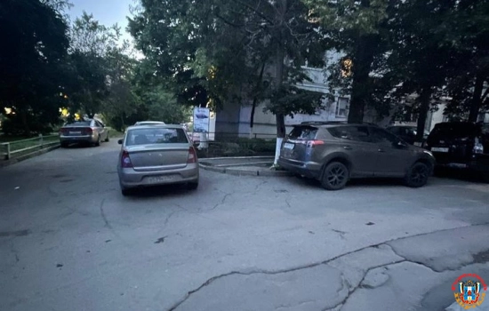 В Ростове 12-летний ребенок выбежал на дорогу из-за припаркованного автомобиля и попал в ДТП