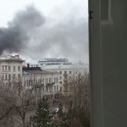 В самом центре Ростова горит крыша жилого дома