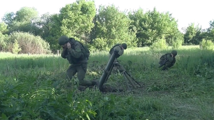 Спецназ ВС РФ уничтожает украинских диверсантов бесшумными минометами "Галл"