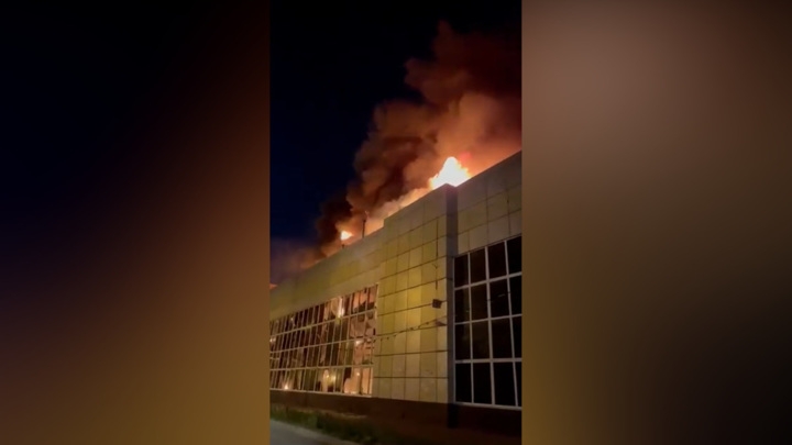 Крупный пожар на уссурийском предприятии тушили 6 часов
