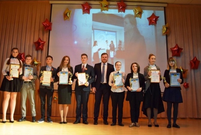В Железнодорожном районе Ростова наградили 90 талантливых и одаренных детей