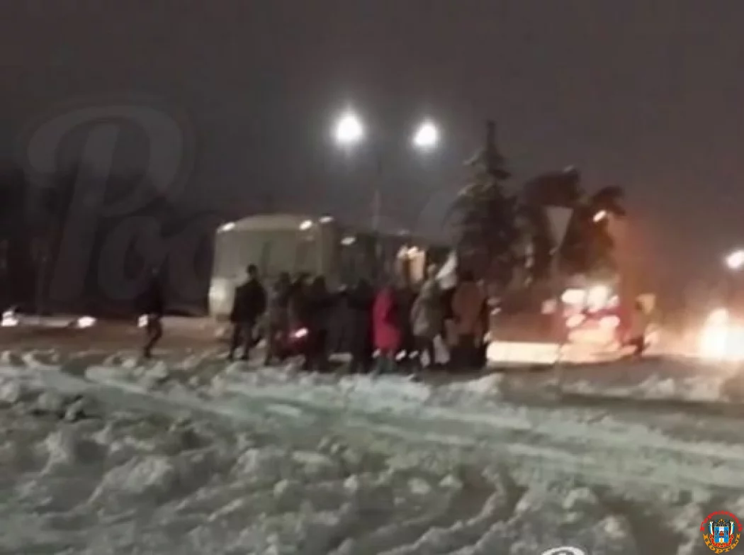 Пришлось выталкивать из снега застрявший автобус пассажирам в Гуково