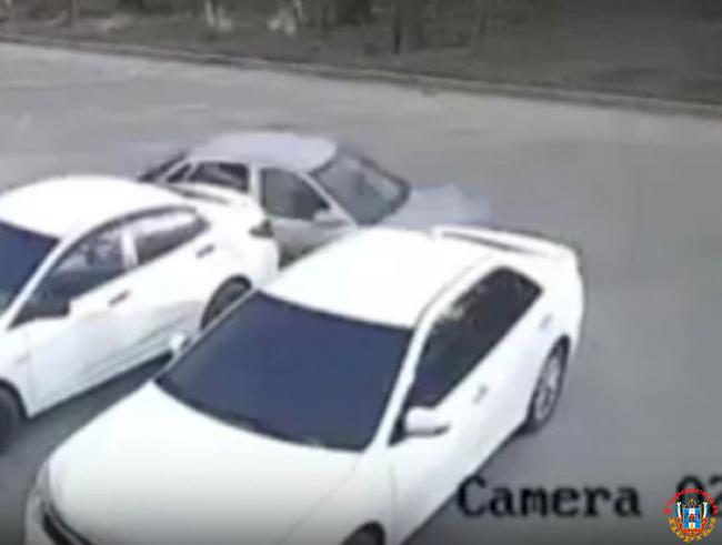 В Ростове иномарка на скорости снесла три автомобиля: видео