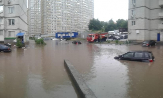Житель Ростова отсудил у администрации города 33 тысячи рублей за поврежденную во время дождя машину