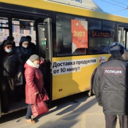 В автобусах Ростова снова штрафовали нарушителей масочного режима