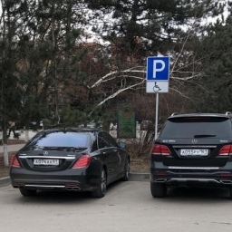 Волгодонск: два роскошных "Мерседеса" припарковались на местах для инвалидов