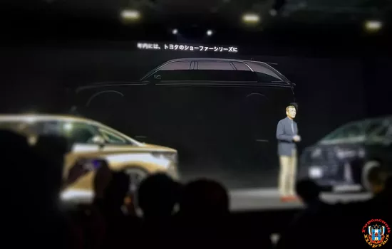 «Японский ответ» Rolls-Royce на дороге: фото роскошного внедорожника Toyota Century позволяют оценить габариты
