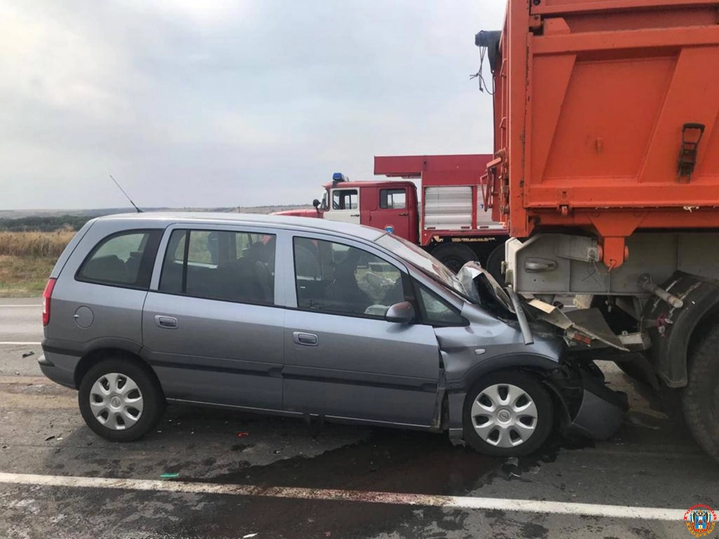 Семь человек пострадали в ДТП с грузовиком на трассе в Ростовской области