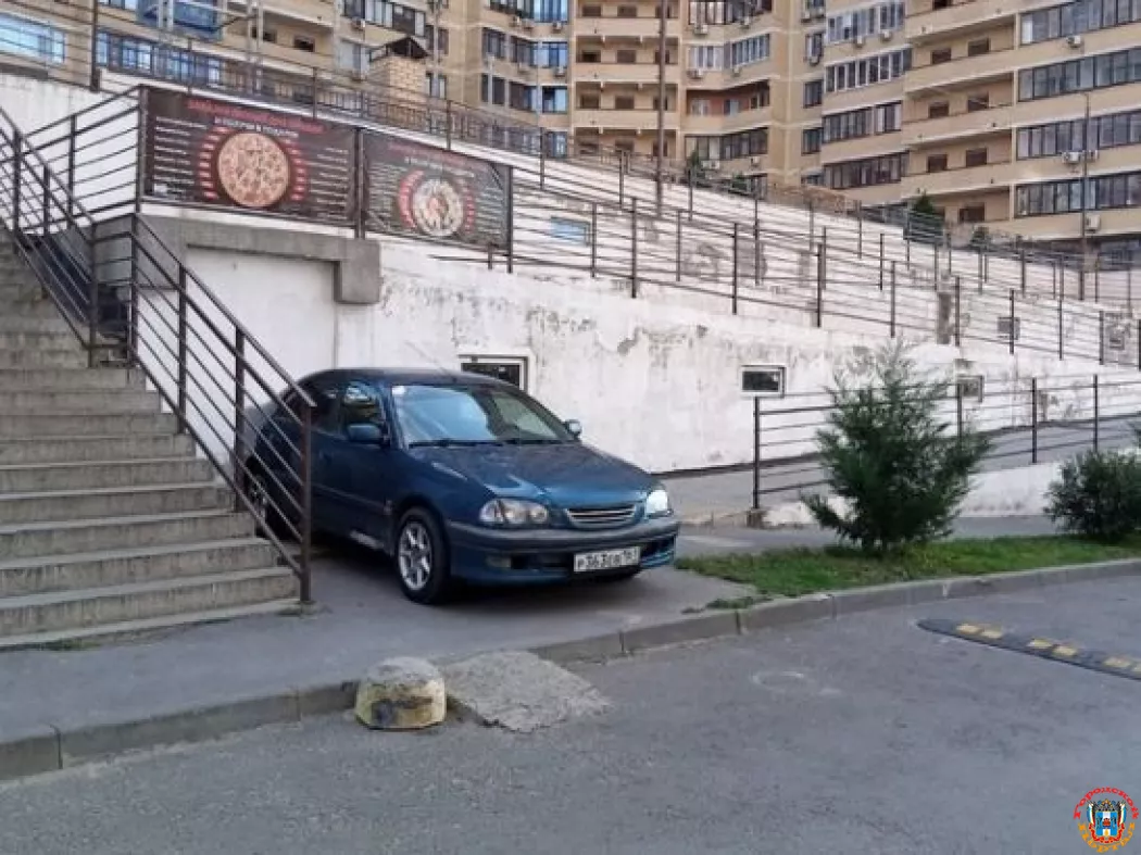 В Ростове автохам припарковал машину напротив пандуса для инвалидов