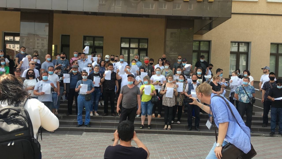 Предприниматели с заблокированных рынков съехались к зданию прокуратуры в Ростове