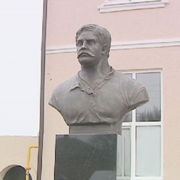 “Таможенник Верещагин”: в Больших Салах установили памятник Павлу Луспекаеву