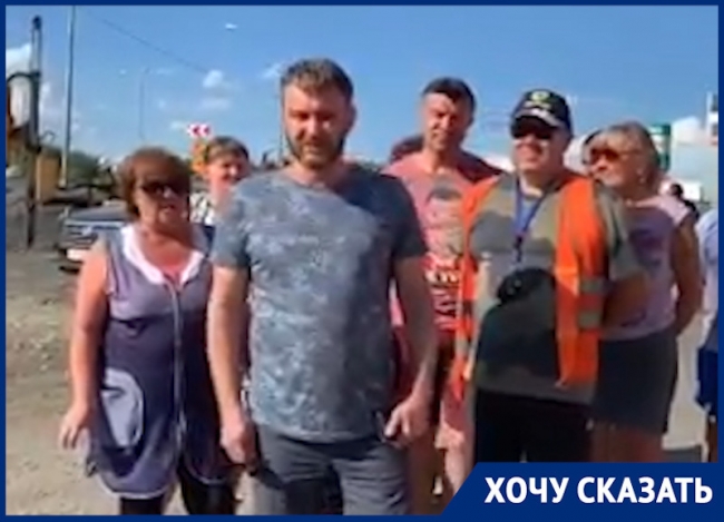 Жители Каменска-Шахтинского перекрыли участок трассы М-4 "Дон" Жители Каменска-Шахтинского перекрыли участок трассы М-4 "Дон"