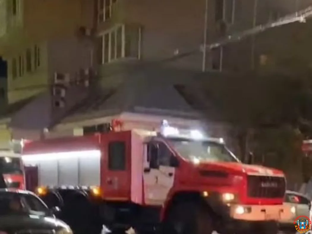 В центре Ростова 32 спасателя тушили пожар в офисном здании