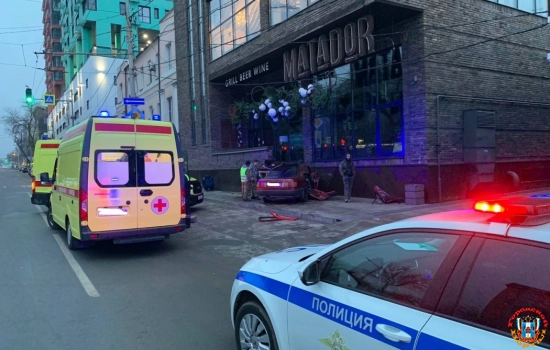 В центре Ростова иномарка врезалась в автобус и в жилой дом