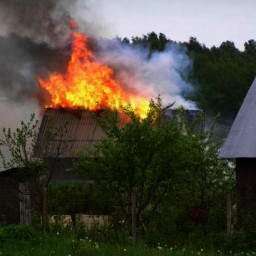 В Шахтах человек едва не пострадал при пожаре в частном доме
