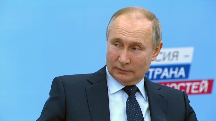 Путин признался в робости и пообещал подумать над влогом