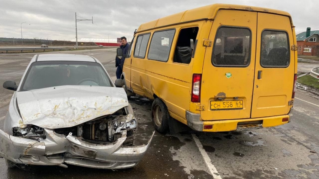 В Ростовской области пассажиры маршрутки пострадали после столкновения с иномаркой