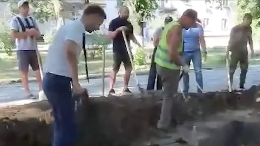 Член КПРФ из Азова пытался закопать яму, в которой находились археологи