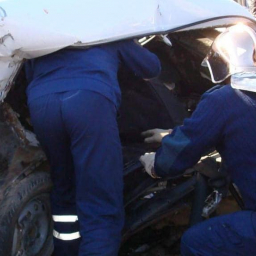Мужчину зажало в салоне легковушки после ДТП с грузовиком в Ростове