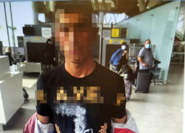 В Платове задержали иностранца в футболке с экстремистской надписью