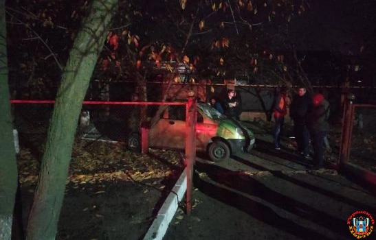 Под Ростовом парень на «Матизе» разбился насмерть, врезавшись в гору щебня и дорожный знак