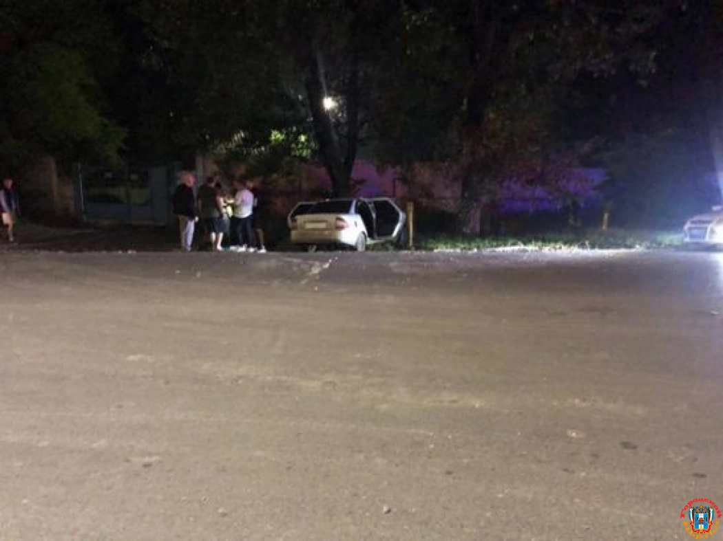 В Новочеркасске в столкновении с деревом пострадали водитель и пассажир «Лады»