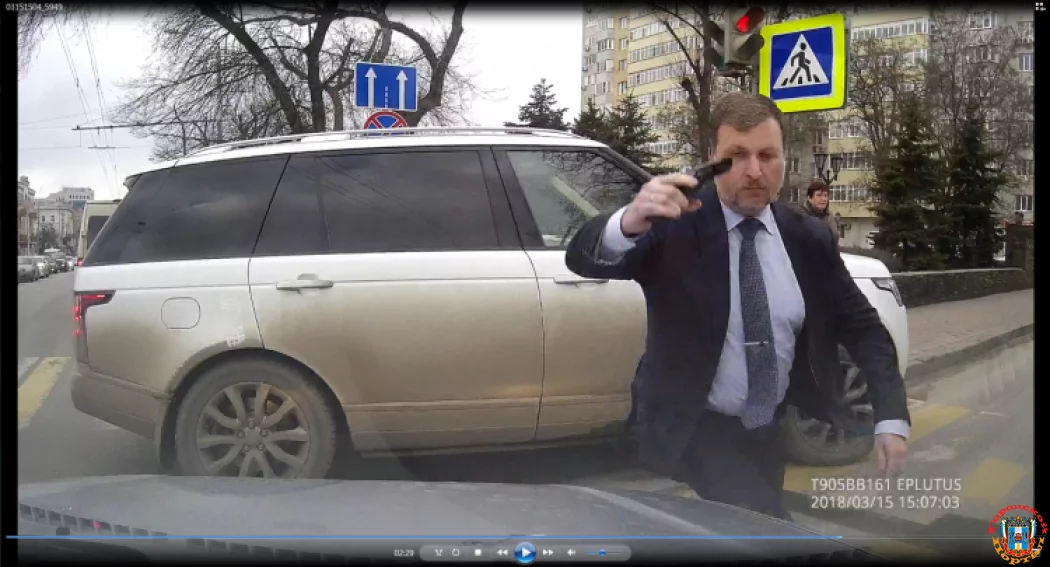 В Ростове водители делили дорогу с помощью пистолета