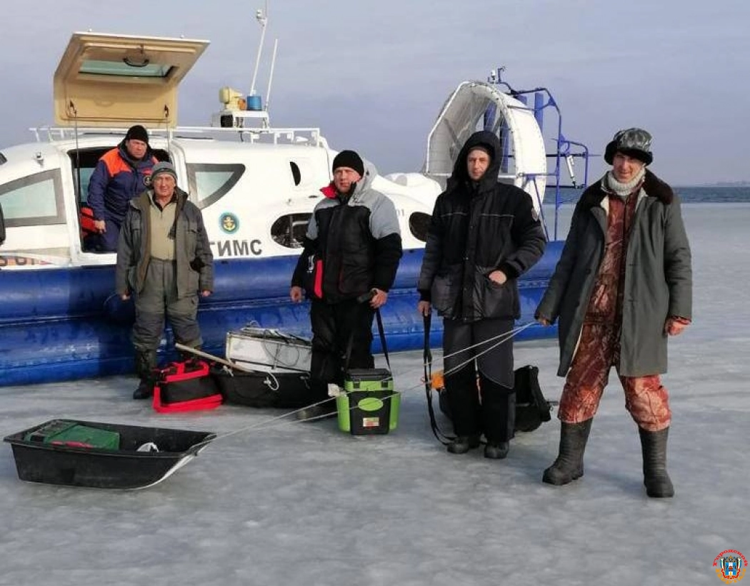 В Ростовской области сотрудники МЧС спасли рыбаков, которые оказались на льдине посреди водохранилища