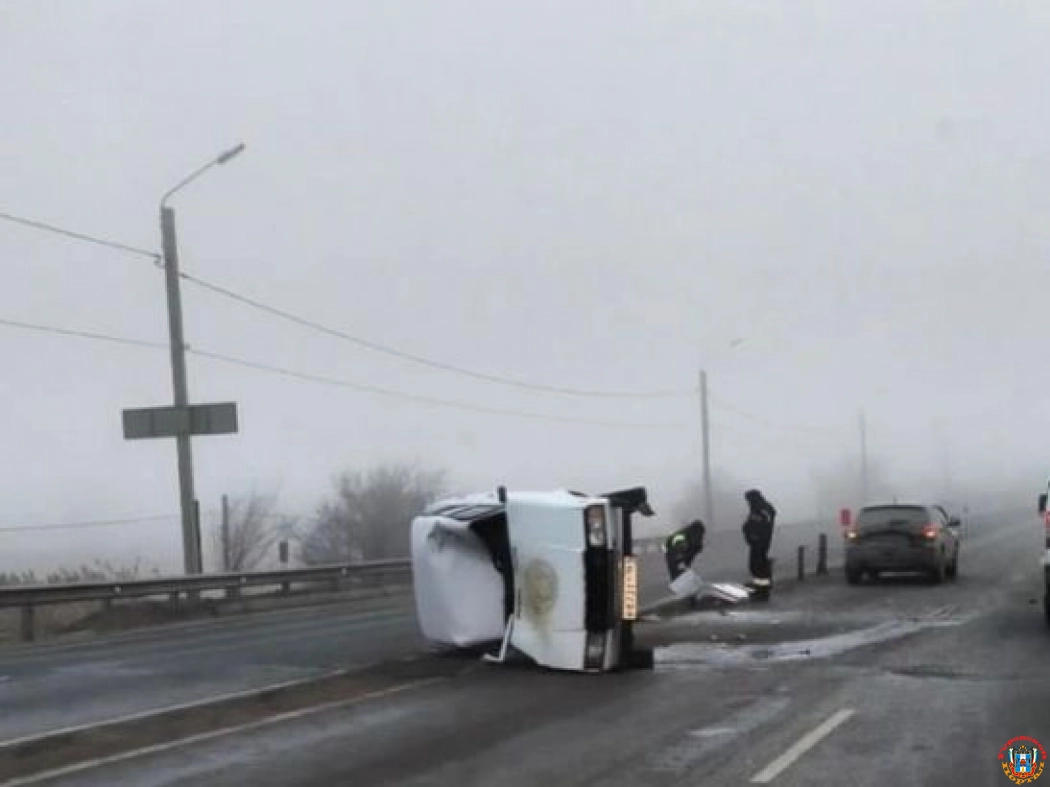 На трассе Ростов - Таганрог после аварии перевернулся ВАЗ