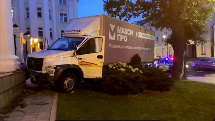 В Москве фургон врезался в здание Центра оперного пения