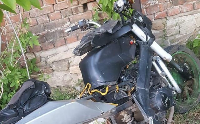 В Ростовской области 13-летняя девочка разбилась, влетев на мотоцикле в стену здания