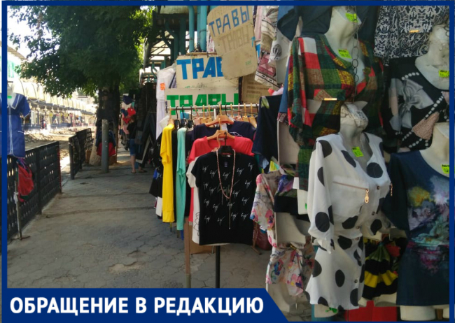 «Станиславского — это улица, а не рынок»: ростовчанке надоели гирлянды из трусов посреди тротуара