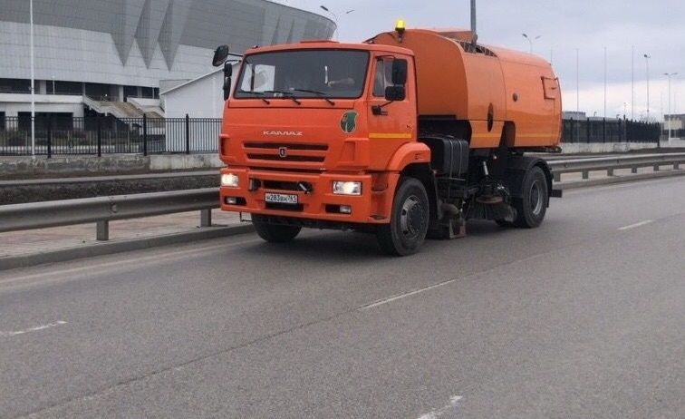 Коммунальщики начали убирать улицы Ростова от пыли и грязи после зимы