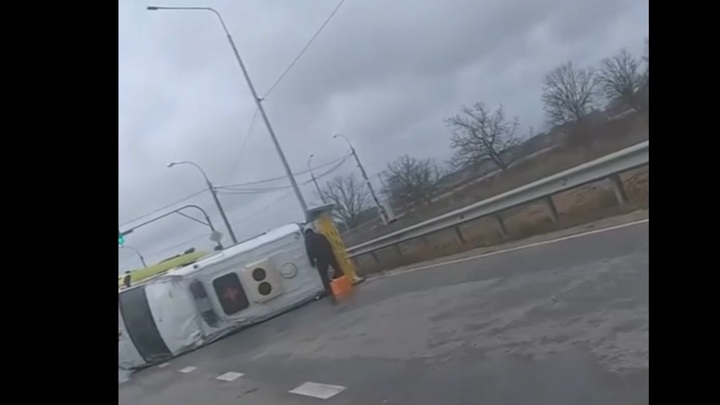 В Севастополе скорая помощь попала в ДТП и перевернулась