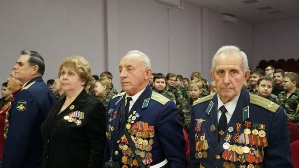 Ростовские юнармейцы и ветераны прошли с копией Знамени Победы Ростовские юнармейцы и ветераны прошли с копией Знамени Победы