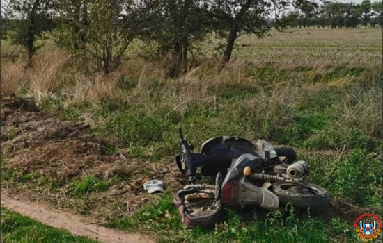 Мужчина без мотошлема разбился на скутере в Ростовской области