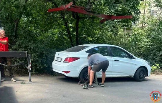 Пять машин такси эвакуировали с тротуара в Ростове