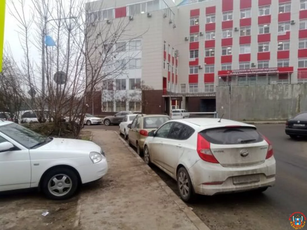 Прямо на тротуаре водители паркуют авто в центре Ростова