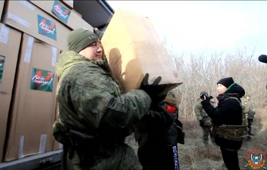 Российские военные помогают доставлять гумпомощь жителям ЛНР