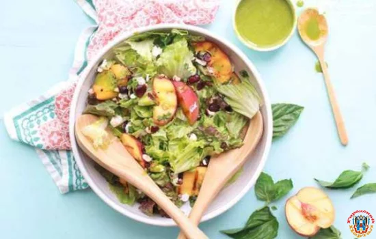 Салат с персиками на гриле