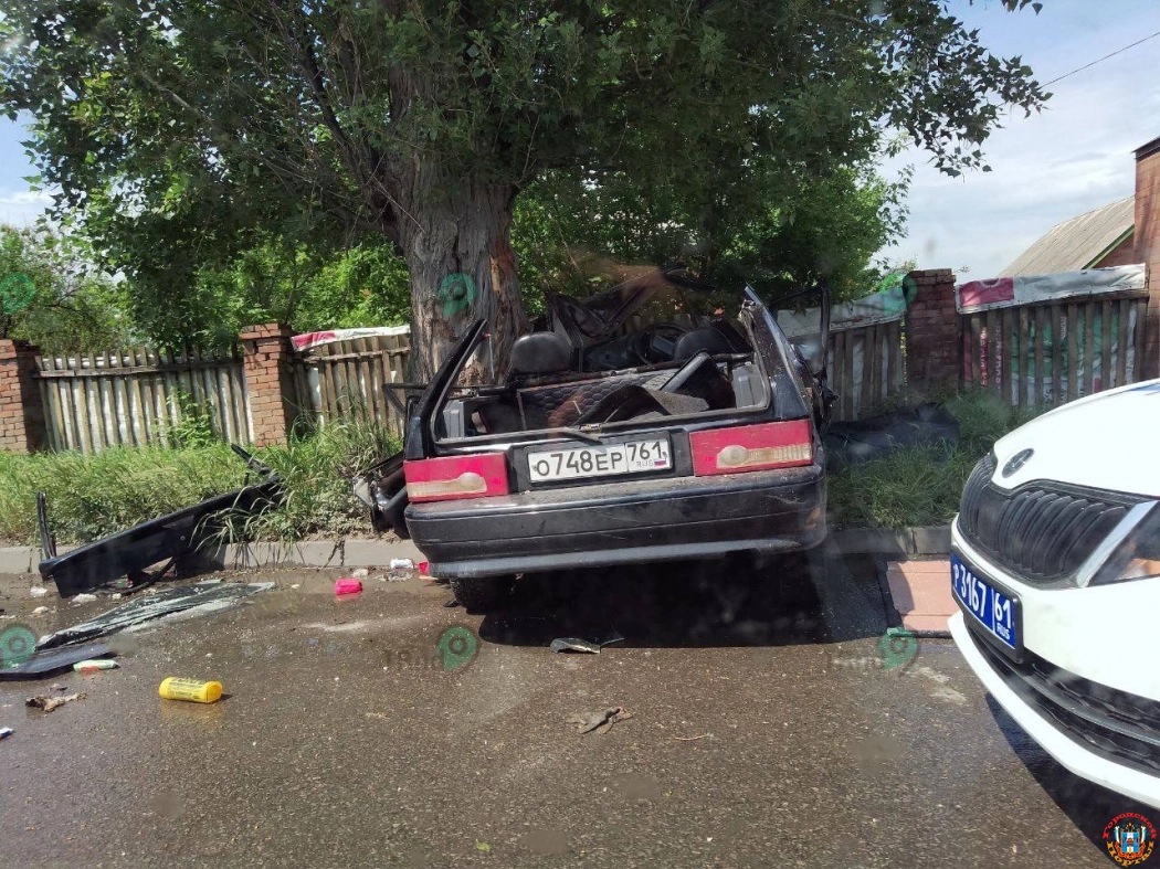 В Ростове на Нансена водитель ВАЗа погиб, врезавшись в «Пежо» и дерево