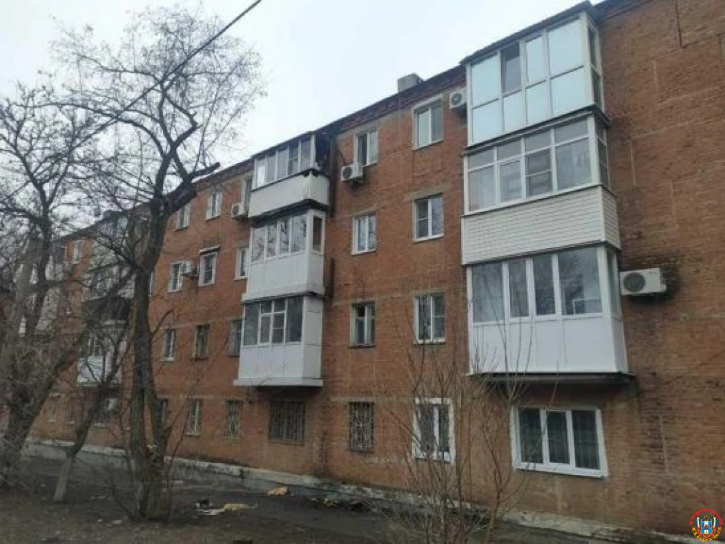 В Шахтах в четырехэтажном доме сгорел балкон