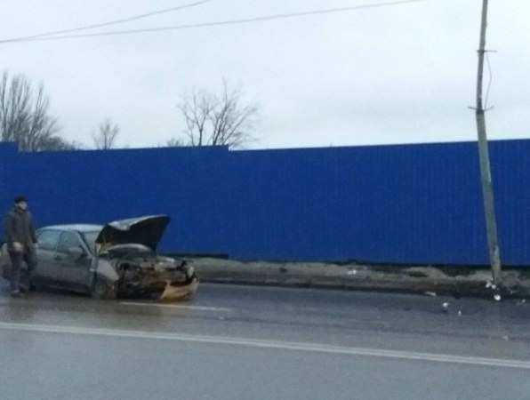 Скоростным ударом о дорожный столб закончились лихие покатушки для водителя «Лады» в Ростове