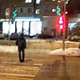 Хромой «бессмертный» пешеход устроил опасный автоквест на оживленной проезжей части Ростова